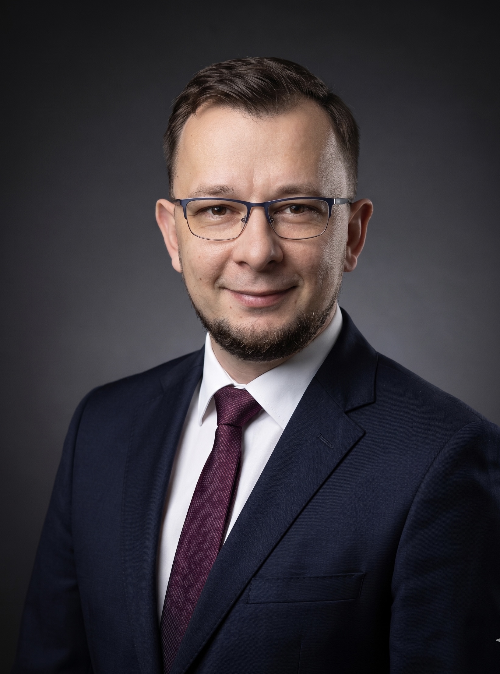 Кирилл — руководитель ООО «Пронефть», в современном офисе